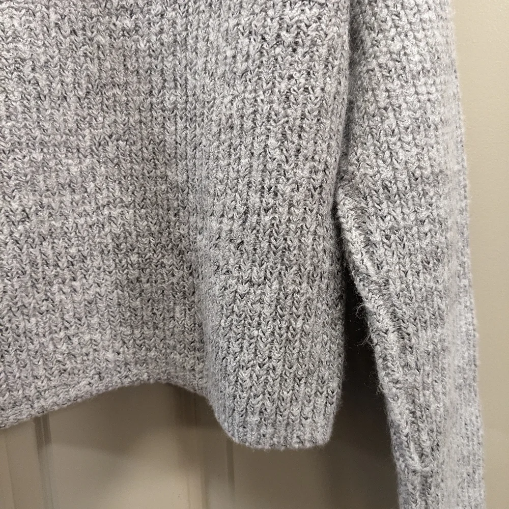 Garage Cropped V-neck Relaxed Fit Sweater- size P/small